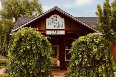 Country Charmer Single Story Cottage Pet Friendly Loomis Екстер'єр фото